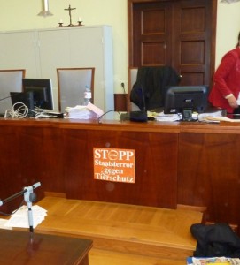 Antirepressionsplakat am Richterpult