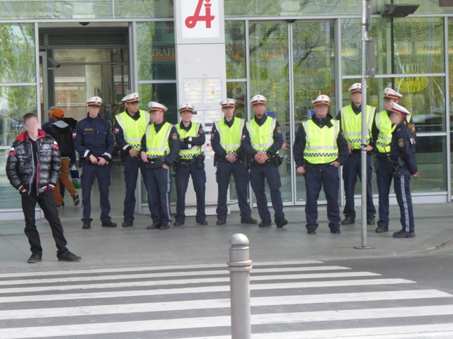 Protest gegen illegale Festnahme: € 50 Strafe wegen Anstandsverletzung